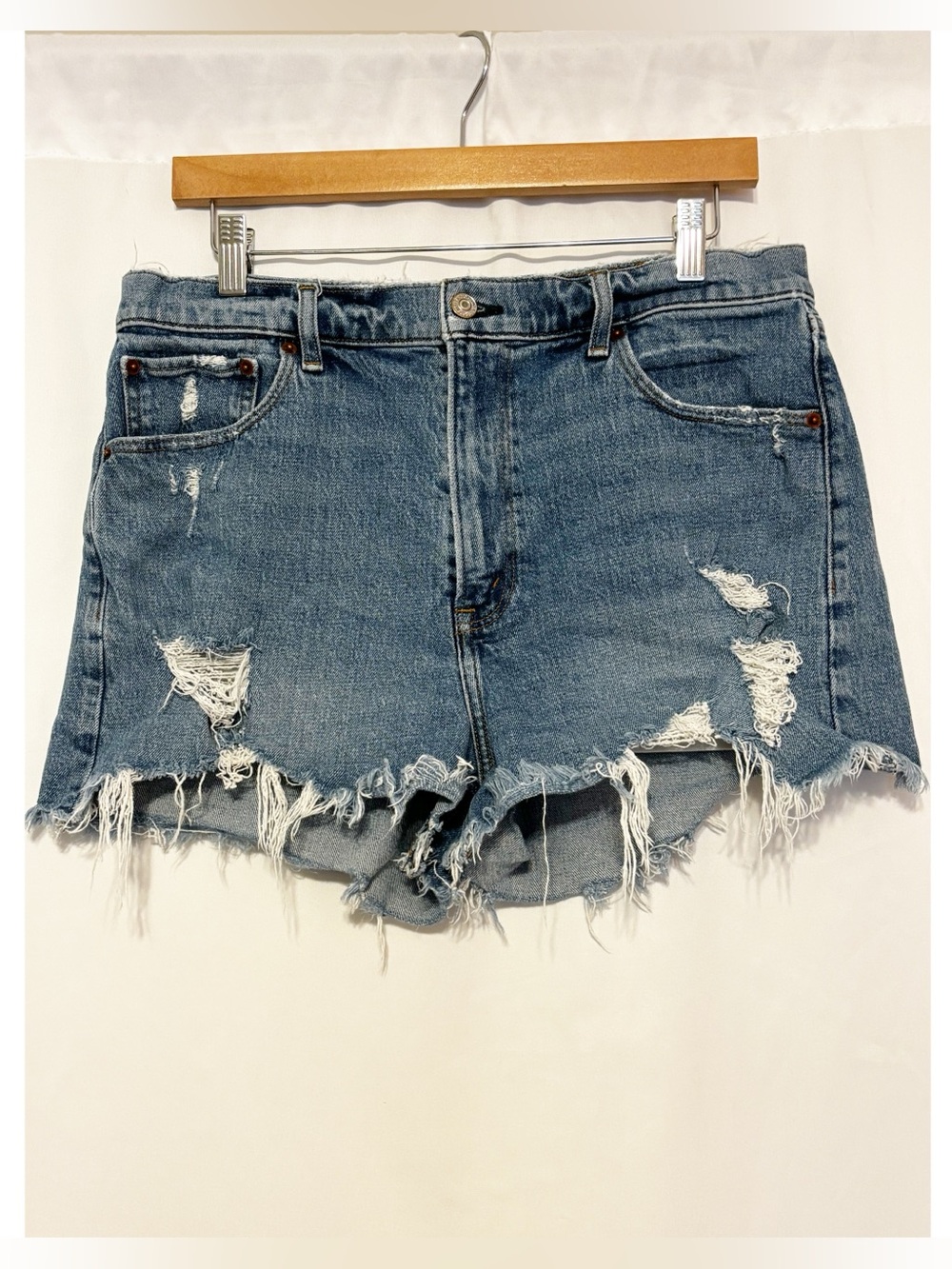Abercrombie & Fitch The Mom Short High Rise Distressed Medium wash size 12